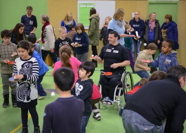 Vize-Weltmeister Selcuk Cetin und Paralympicssiegerin Michaela Floeth im Kinder- und Jugendtreff Zitrone   