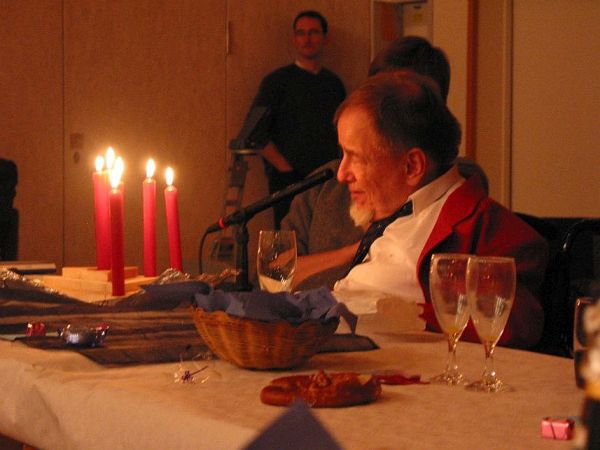 Dirk Bergen am Tisch bei Kerzenschein