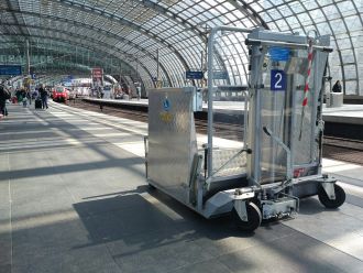 Hublift der Deutschen Bahn am Berliner Hauptbahnhof