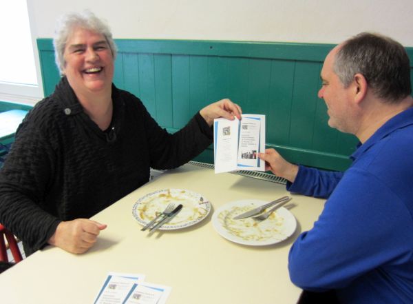Felicitas Duijnisveld und Ottmar Miles-Paul beim Mittagessen beim Lindener Tisch