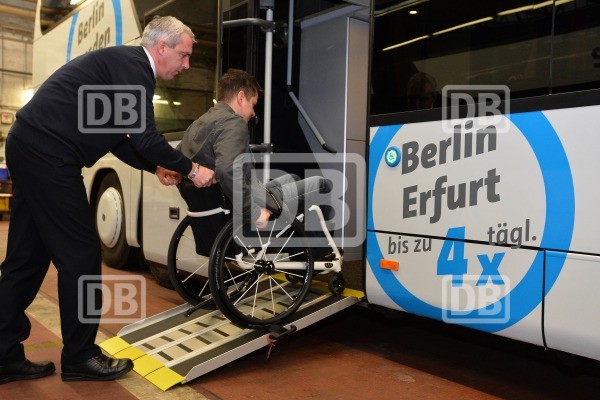PR-Foto der Bahn mit Rollstuhlfahrer auf der Klapprampe 