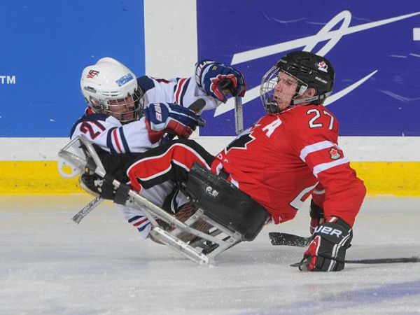 Sledge-Eishockey: Kanadier und US-Amerikaner auf dem Eis