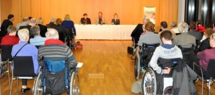 Blick vom Saal aufs Podium