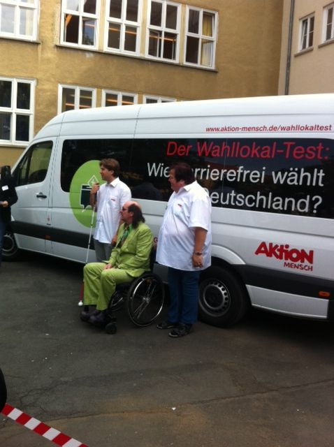 Michael Wahl, Guildo Horn und Petra Groß vor dem Wahllokal-Tester-Bus
