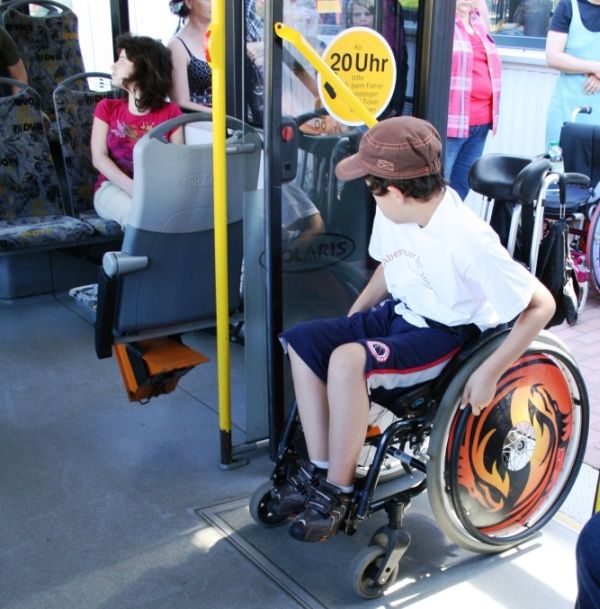 Gerade Einfahrt in den Bus wird geübt