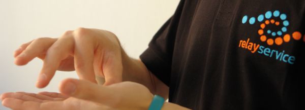 Telefongespräch wird in Österreichische Gebärdensprache gedolmetscht