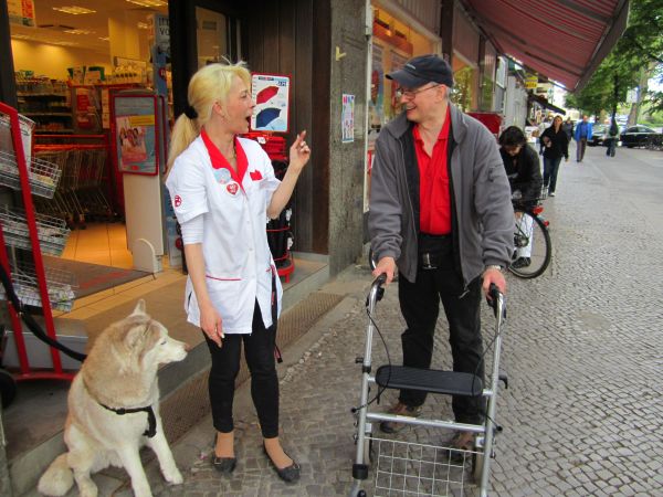 Sozialraumtour der Fürst Donnersmarck-Stiftung vor Supermarkt mit Stufe