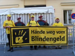 Aktion Hände weg vom Blindengeld vor der Landesvertretung Sachsen-Anhalt