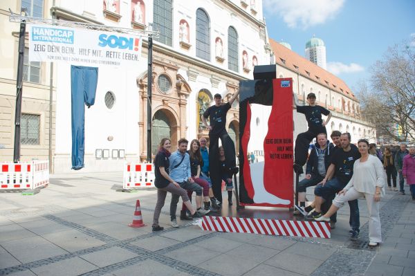 Münchener Aktion heute gegen Landminen und Streubomben