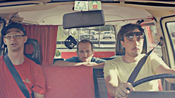 Enea, Carlo und Alex im VW-Bus 'on the road'