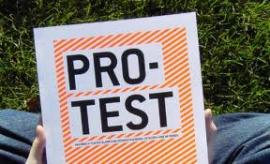 Plakat mit Schriftzug PRO-TEST