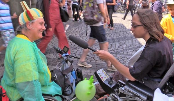 Luna interviewt Bella auf der Pride Parade