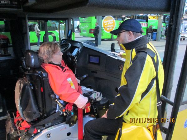 Ursula Lehmann im ADAC Postbus neben dem Fahrersitz