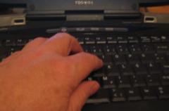 Hand auf Computertastatur