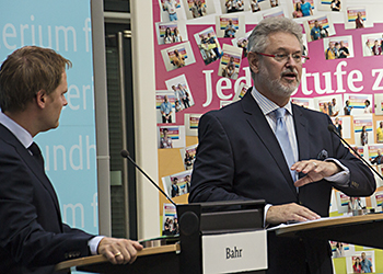 Bahr und Nachtigäller bei der Vorstellung des Nationalen Aktionsplanes für Menschen mit seltenen Erkrankungen
