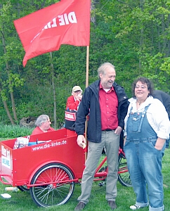 Doris Sorge, Sprecherin der LAG Selbstbestimmte Behindertenpolitik Hessen und Jochen Nagel, GEW-Vorsitzender Hessen.