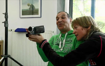 Frau und Mann mit Videokamera