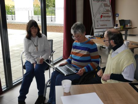 Anette Bourdon, Sigrid Arnade und Josef Ströbl prüfen Text