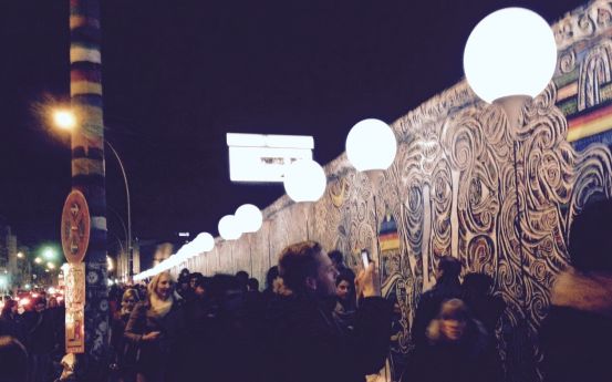 Lichtgrenze an der East Side Gallery zum 25. Jahrestag des Falls der Berliner Mauer