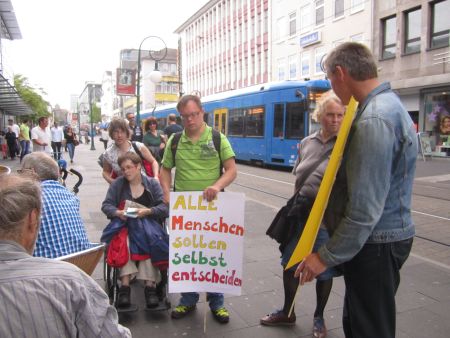 TeilnehmerInnen werben für ihre Anliegen