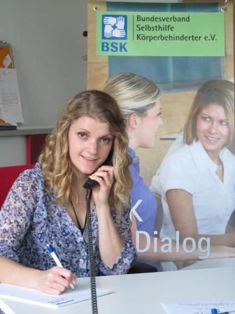 Julia Walter am Telefon