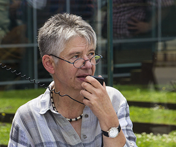 Sigrid Arnade vor der Glaswand mit dem Grundgesetz