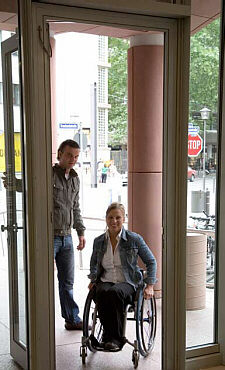 Rollifahrerin mit Assistent