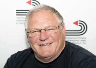 Horst Frehe vor ISL Logos