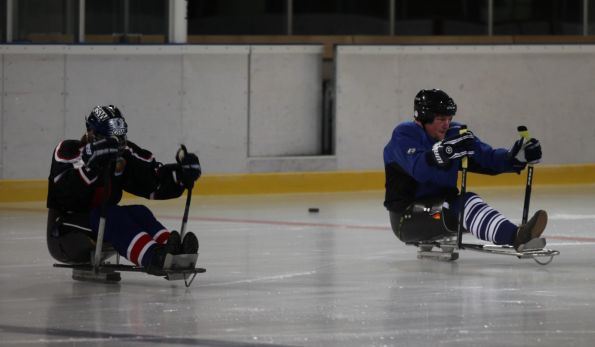 Dagmar Koch (links) und Bernhard Keitel beim ersten Sledge-Eishockeytraining auf Berliner Eis
