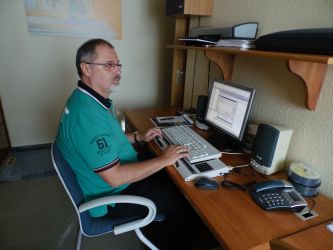 Dirk Becker am Schreibtisch mit Braillezeile