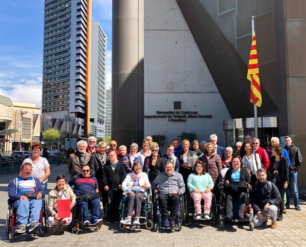 Gruppenbild vor dem katalonischen Sozialministerium