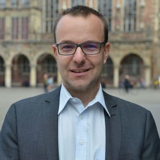 Kai Steuck vor dem Bremer Rathaus