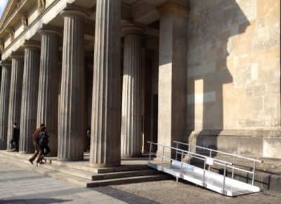 Neue Wache wieder mit Rampe
